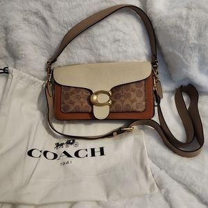 Beautiful Coach crossbody! Perfect for Spring!